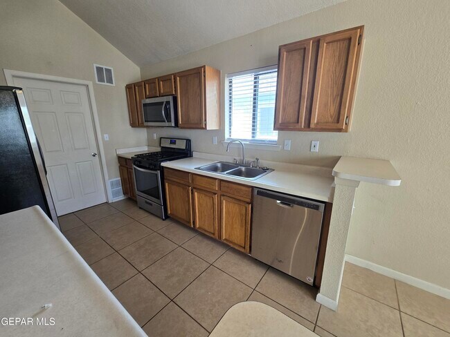Building Photo - 1025 Desierto Luna St