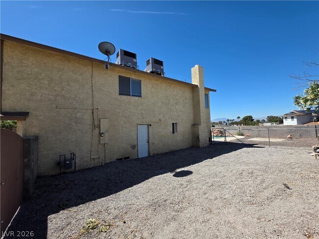 Building Photo - 1745 Mt Hood St