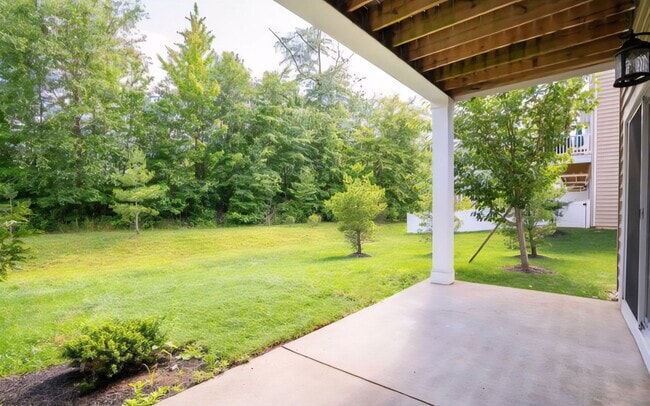 Building Photo - Spacious End-Unit Townhome for Rent in Mer...