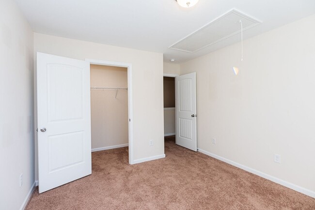 Building Photo - Spacious 5 Bedroom, 3 bath home in Greensboro with 2 car garage