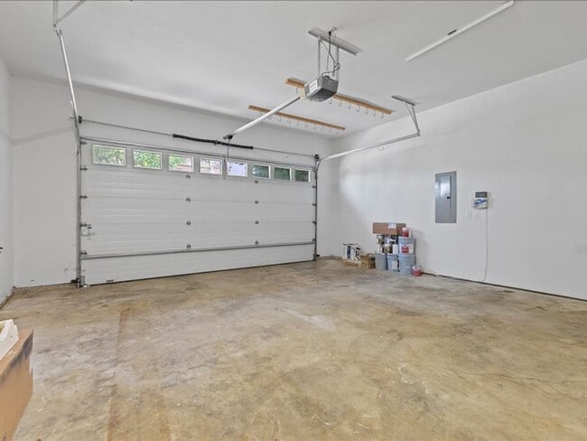 Building Photo - Newly Renovated Beaverton Home with Natura...