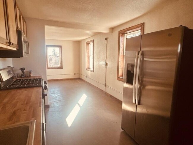 Building Photo - 507 6th Ave