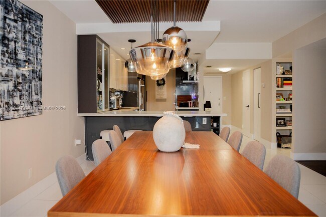 Building Photo - 3375 N Country Club Dr