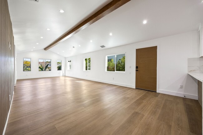 Building Photo - 212 W 64th St