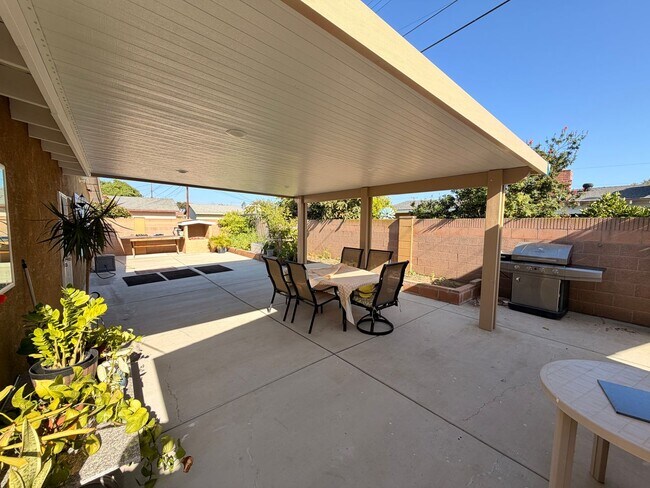 Building Photo - Unbelievable 4 Bed, 4 Bath House For Rent In Buena Park-Must See To Appreciate!