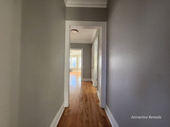 Building Photo - 652 E 81st St