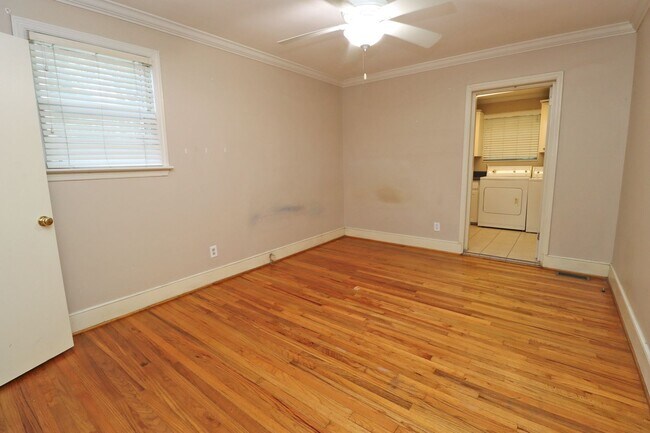 Building Photo - Your Next College Pad – 2BR/1BA, Pets Welcome, Washer/Dryer