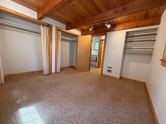 Building Photo - Unique 2 Bed/2 Bath Craftsman on Bend's We...