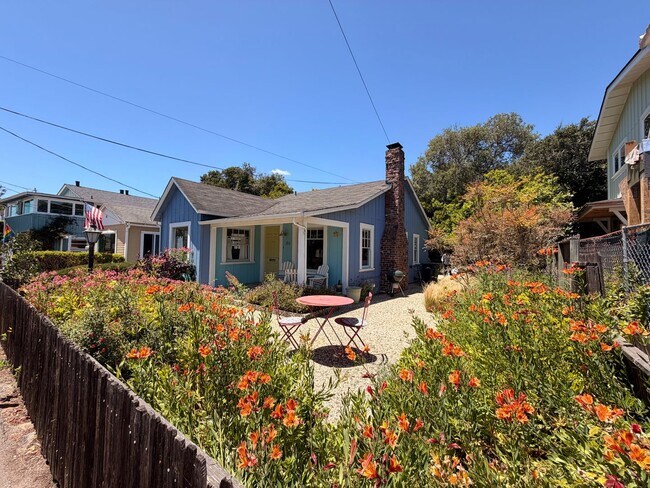 Building Photo - Charming 2BR/1BA Beach Cottage - Walk to Capitola Village!
