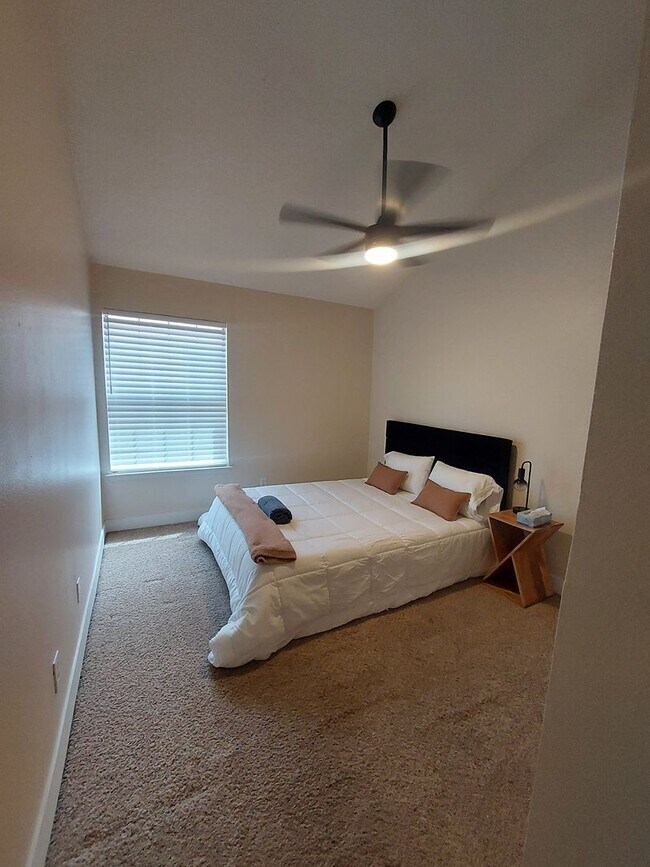 Building Photo - 4 BEDROOM 2 BATHROOM HOME 3 CAR GARAGE HOM...