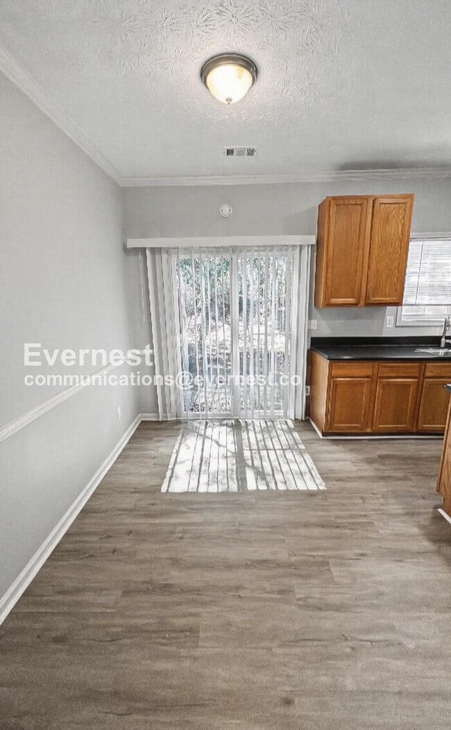 Building Photo - 4 Bed, 2 Bath Home with Garage / Pet-Friendly / Available Now!