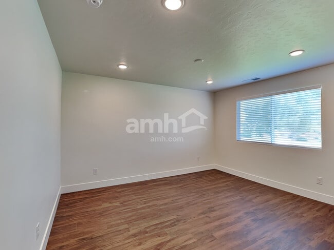 Building Photo - 1022 N Rivermist Pl