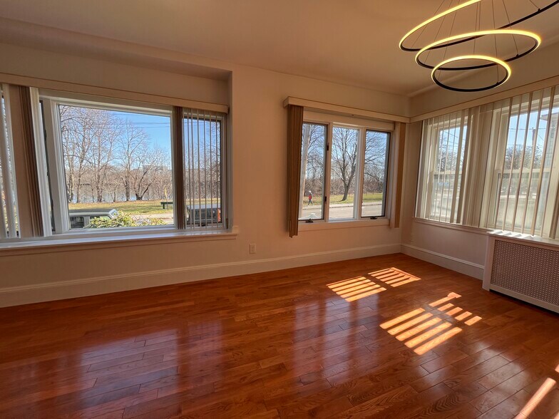 Building Photo - 121 Shore Dr