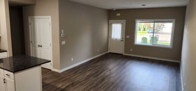Building Photo - Beautiful 2 Bedroom 1 Bath End Unit Townhouse