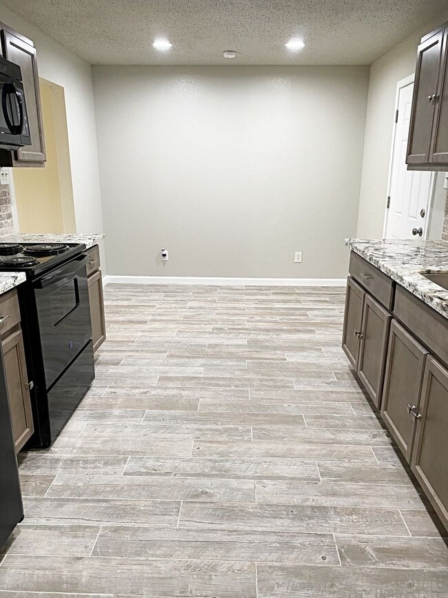 Building Photo - 6023 Bedford Dr