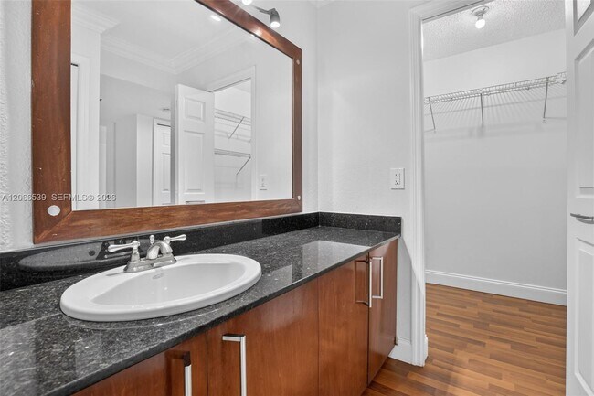 Building Photo - 359 Lakeview Dr