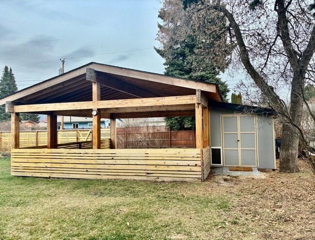 Building Photo - Spacious House. Expansive Lot. Prime Location