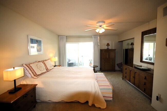 Building Photo - 2396 S Palm Canyon Dr