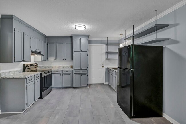 Building Photo - Newly Updated 3 Bedroom Home with Spacious...
