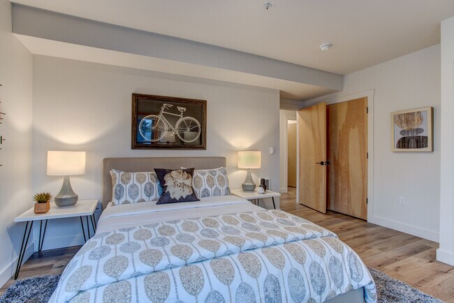 Building Photo - Luxury top floor 2bd in the heart of Sellw...