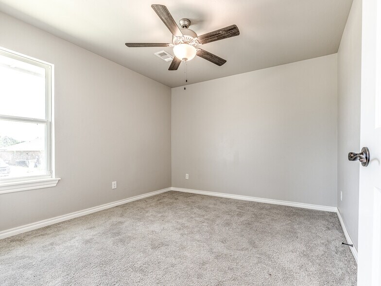 Building Photo - 3716 Pettit Blvd