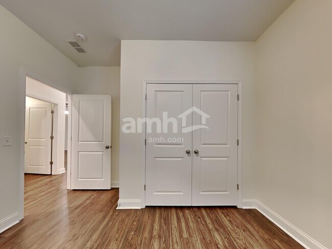 Building Photo - 215 Swan Dr