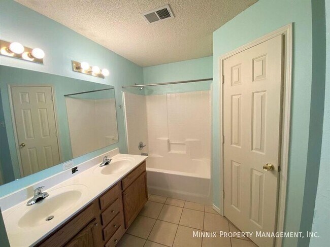 Building Photo - 10604 Boston Ave