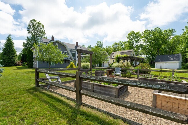 Building Photo - 26 N Main St