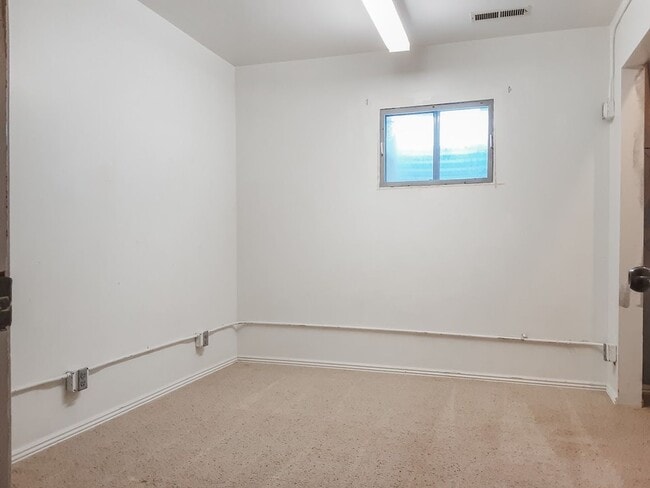 Building Photo - PET FRIENDLY 3 BED/ 2 BATH WITH GARAGE