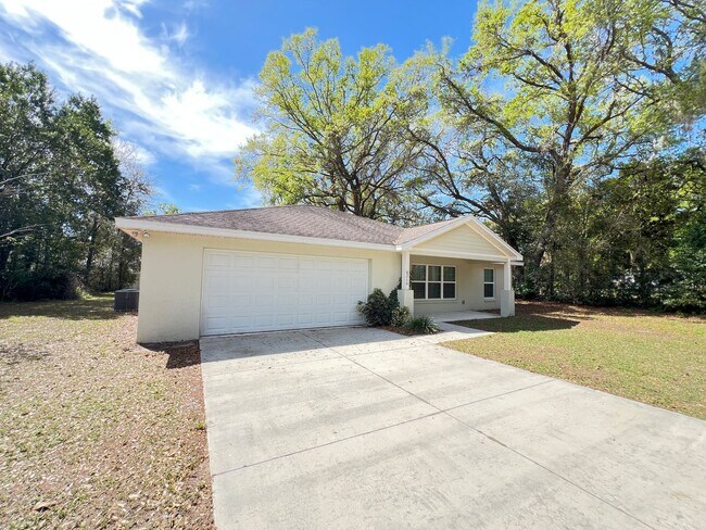 Building Photo - Available NOW! Immaculate 3 Bedroom, 2 Bat...