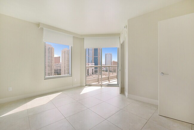 Building Photo - Turnberry Towers 2105W-Stunning City Views...