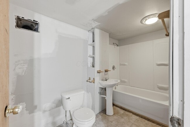 Building Photo - 1452 Summit St