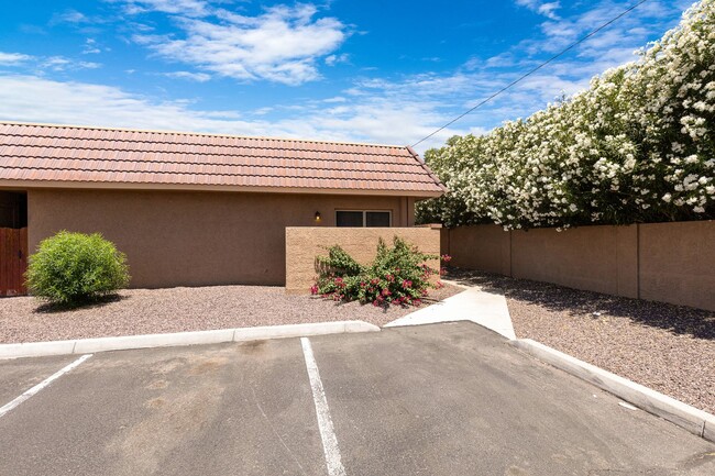 Building Photo - Private 2/2  Unit • Quiet Community • Prime North Phoenix Location