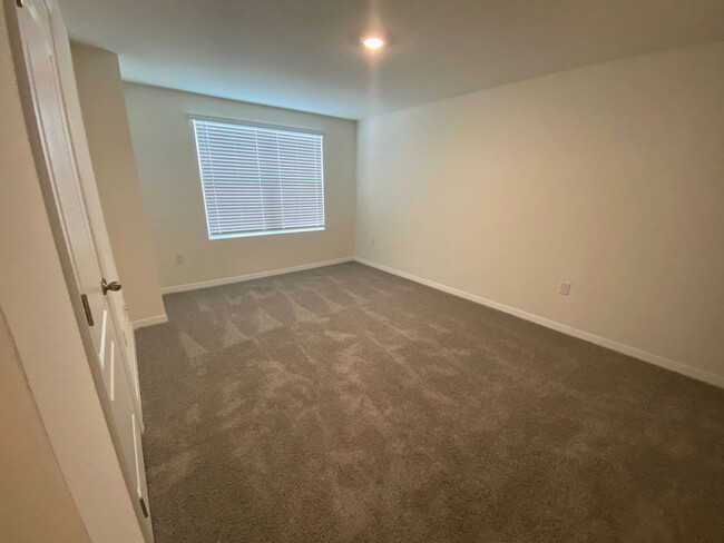 Building Photo - 3 Bedroom 2.5 Bath Townhouse in Harmony We...