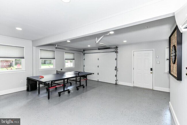 Building Photo - 14 Oak Ln