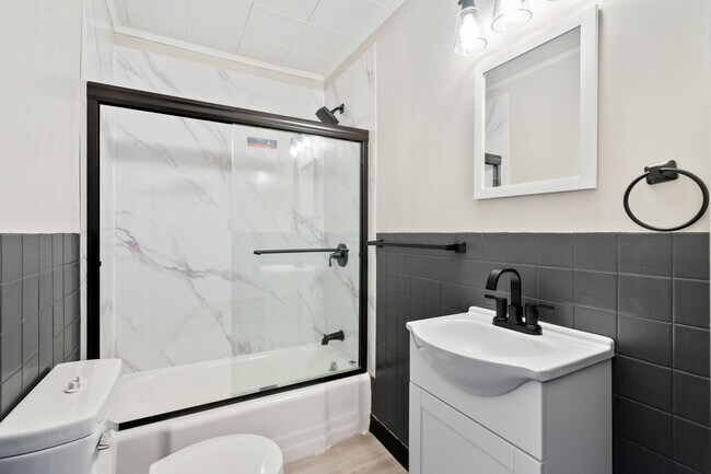 Building Photo - 3 bedroom 2 bath - newly updated, central air, GREAT LOCATION