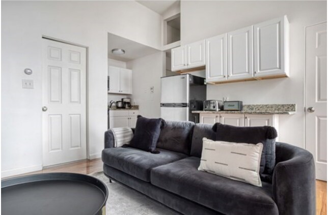 Building Photo - 541 E Broadway