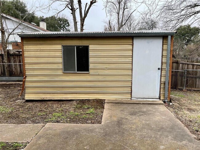 Building Photo - 1705 Westwind Dr