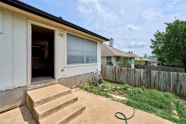 Building Photo - 2712 Settlement Dr