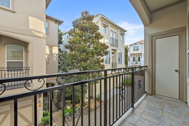 Building Photo - Stunning Single-Family Home in the Heart o...