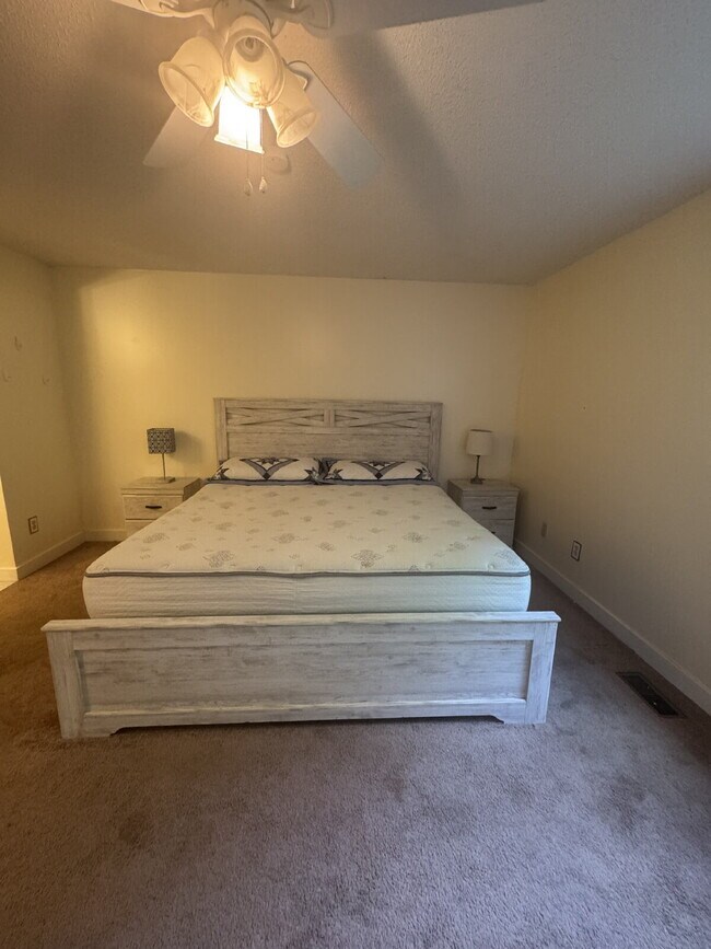 Building Photo - Charming furnished ground level Mountain Condo.