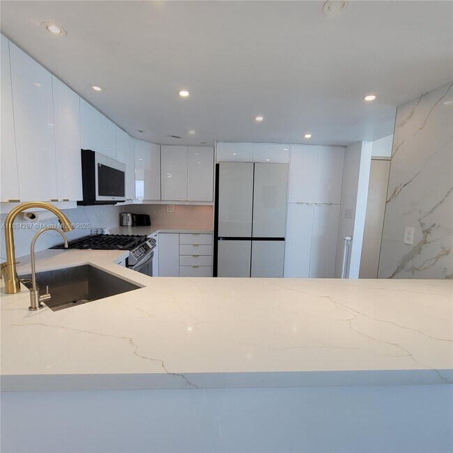 Building Photo - 2030 S Ocean Dr