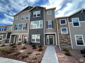 Building Photo - Immaculate Townhome Close to Woodmen and P...