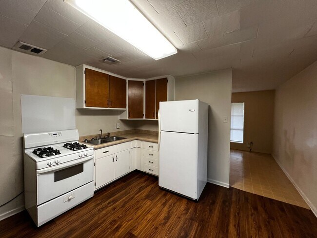 Building Photo - 3 Bedroom, 1.5 Bathroom, Brick Home with yard and Storage Building, Covered Porch