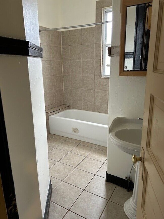 Building Photo - 2 bed 1 bath apartment newly remodeled, lo...