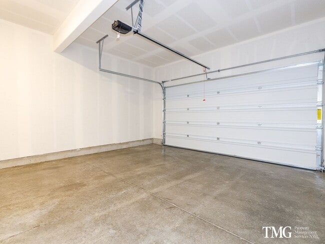 Building Photo - Centrally Located Townhome with Attached G...