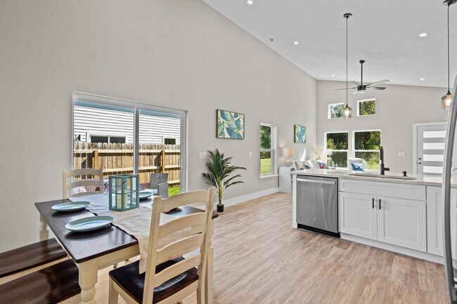 Building Photo - 816 W 9th St