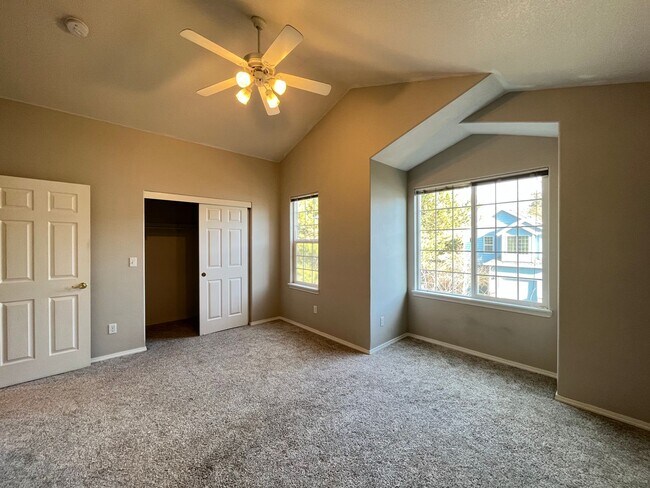 Building Photo - Super-Cute Townhouse! 3 bed + 2.5 baths w/ Fantastic Floor Plan! (A/C & Washer / Dryer included!)
