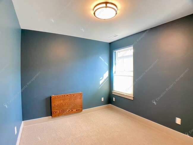 Building Photo - **First 30-Days Free** Luxurious 3BR - 3BA...