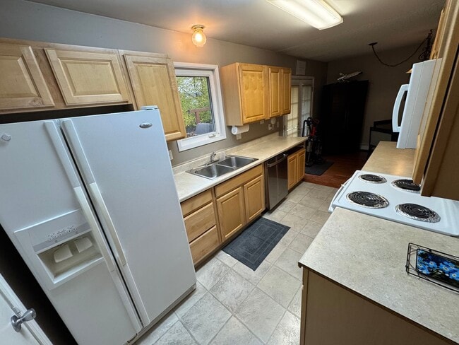 Building Photo - Large 4 bedroom 4 bath 2 Car Garage in mid...